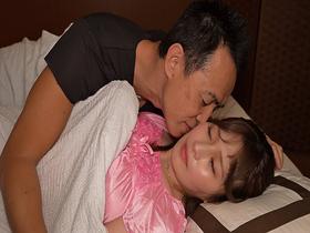 汗だくで寝ていたお義母さんが色っぽくて思わず襲ってしまった僕　優梨まいな　サンプル画像11